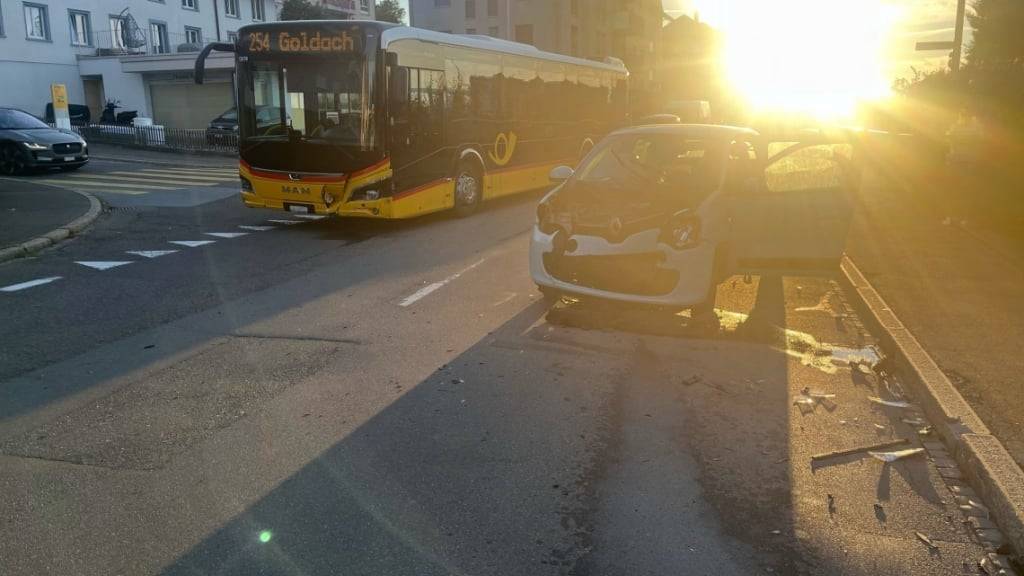 Bei einem Zusammenstoss von einem Auto mit einem Postauto in Rorschacherberg ist am Freitagabend eine 39-jährige Autofahrerin leicht verletzt worden.