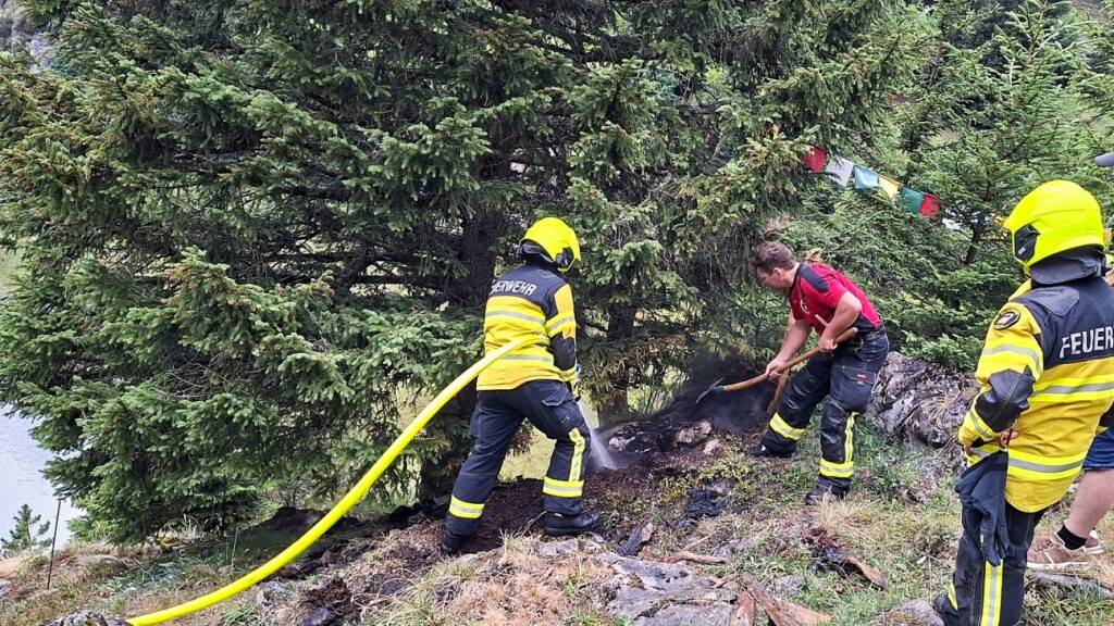 Einsatzkräfte der Feuerwehr Rüte standen nach dem Blitzschlag im Einsatz.