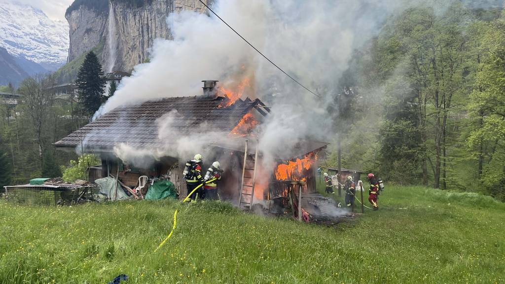 Einfamilienhaus in Lauterbrunnen steht in Flammen.