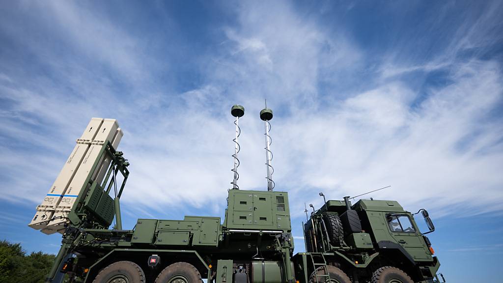 ARCHIV - Ein Launcher des Luftverteidigungssystems IRIS-T SLM der Firma Diehl Defence steht während der Vorstellung der European Air Defence Academy in der Kaserne Todendorf auf einer Platte. Foto: Sebastian Gollnow/dpa