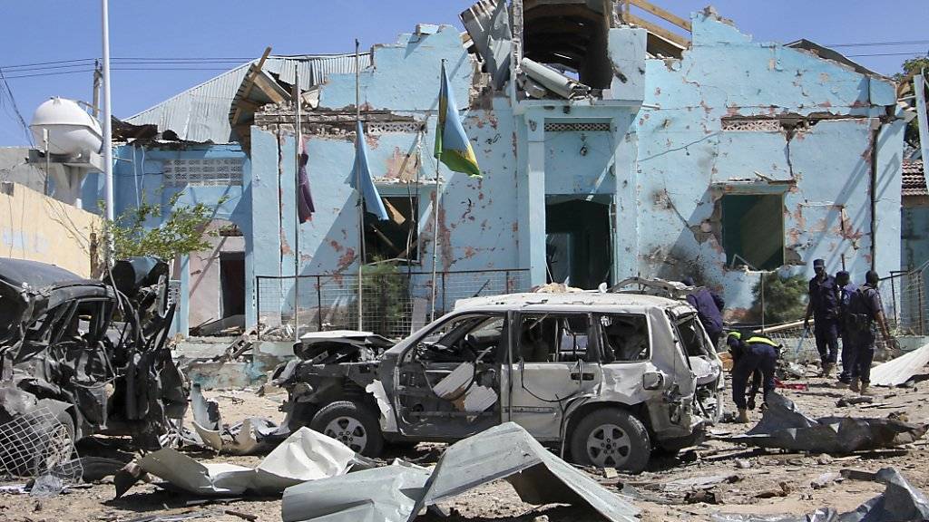 Ein Bild der Verwüstung bietet sich den Bewohnern nach der Explosion einer Autobombe in Mogadischu.