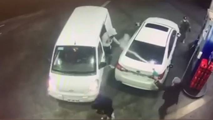 Mann schlägt Angreifer mit Benzindusche in die Flucht