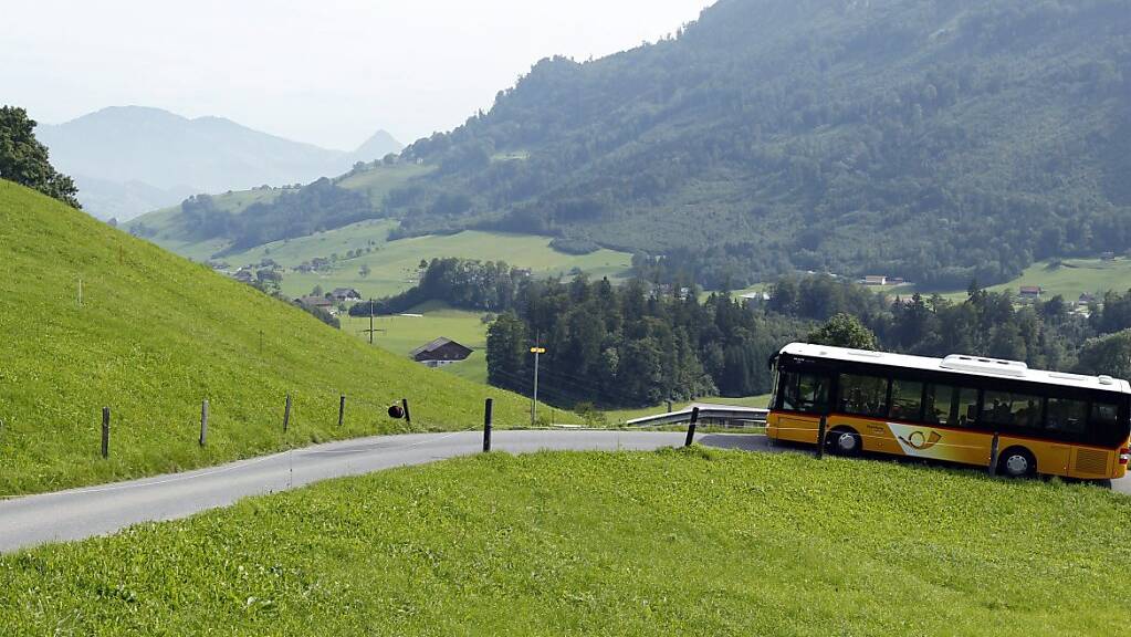 Ein Postauto fährt in der Nidwalnder Gemeinde Ennetmoos. 