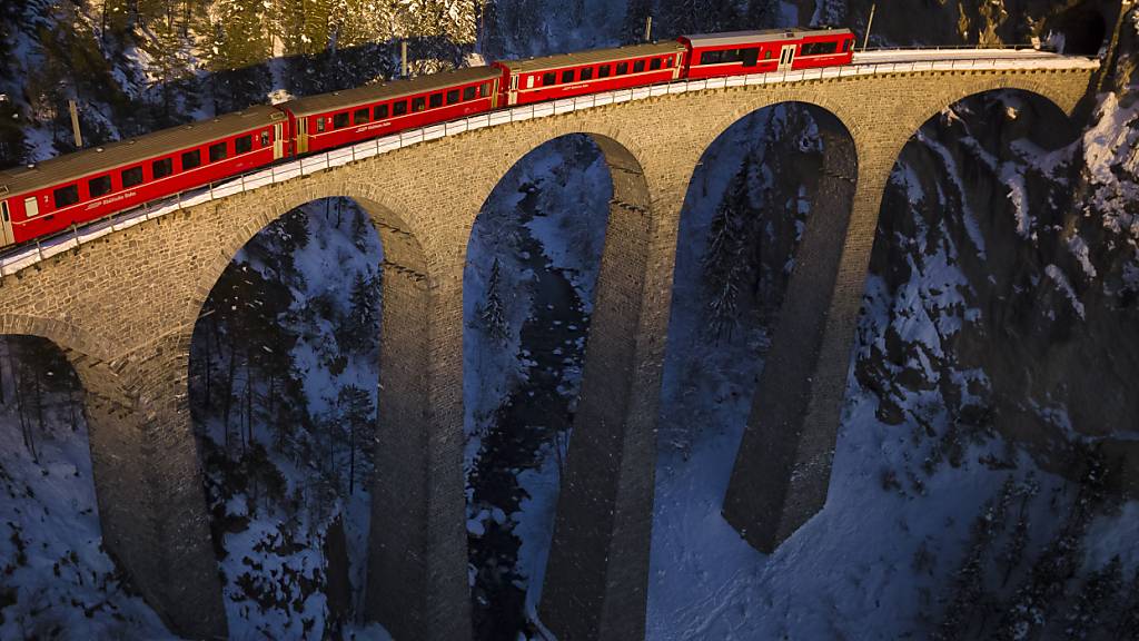 Ein Zug der Rhätischen Bahn fährt über das historische Landwasserviadukt. Die Bündner Schmalspurbahn blickt beim Personenverkehr auf das erfolgreichste Jahr ihrer Geschichte zurück. (Archivbild)