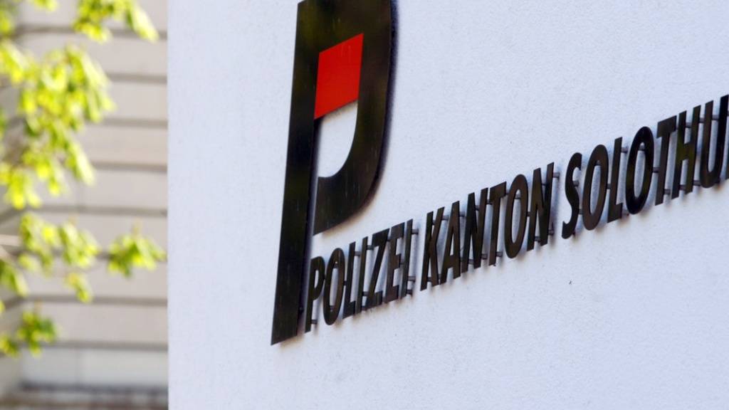 Die Kantonspolizei Solothurn sucht zwei junge Täter, die einen Mann in Olten SO bei einem Raubversuch verletzten. (Symbolbild)