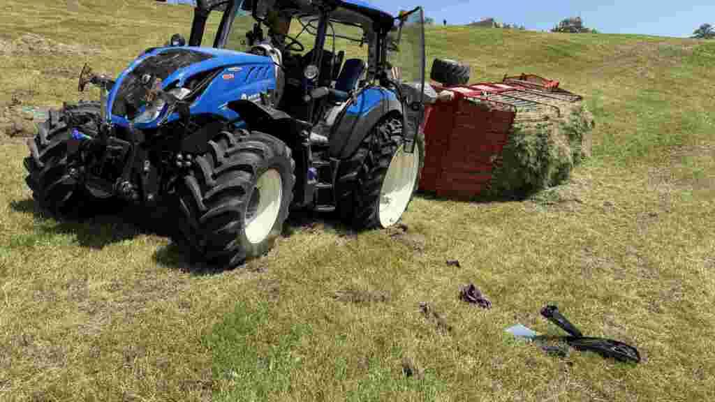 Der Traktor kippte beim Heueinholen.