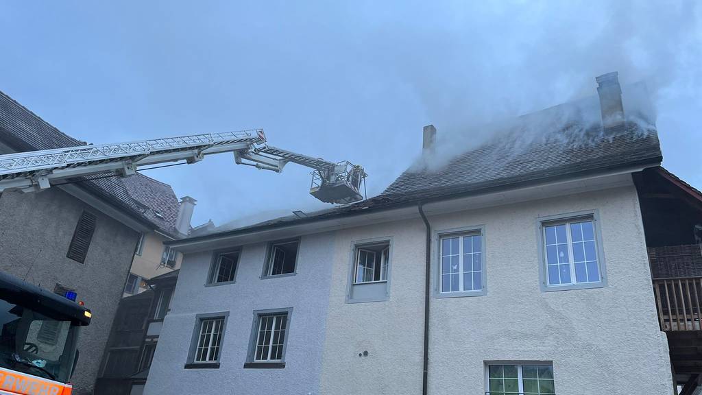 Brand in Dachwohnung – zwei Personen verletzt