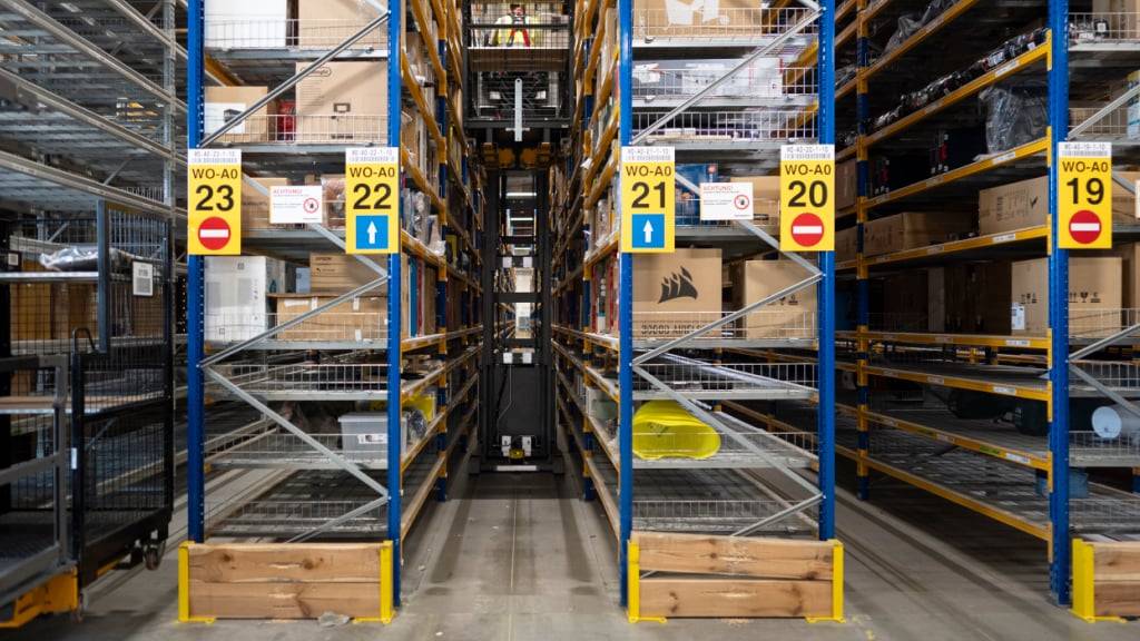 Der Bundesrat will Retouren im Onlinehandel nicht stärker regeln: Hochregallager im Logistikzentrums von Digitec Galaxus in Wohlen AG. (Archivbild)