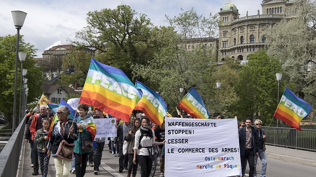 Rund tausend Personen demonstrierten am Ostermontag in Bern gegen Waffengeschäfte und für den Frieden. Der Ostermarsch fand dieses Jahr zum 15. Mal statt.