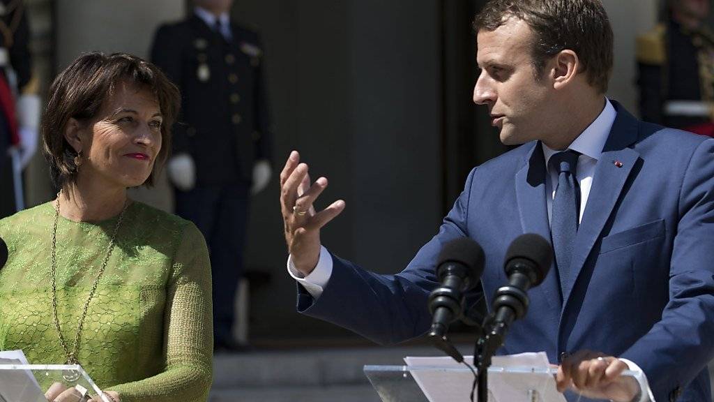 Der französische Staatschef Macron setzt vor seinem Amtssitz in Paris auch gegenüber Bundespräsidentin Leuthard seinen Charme ein.