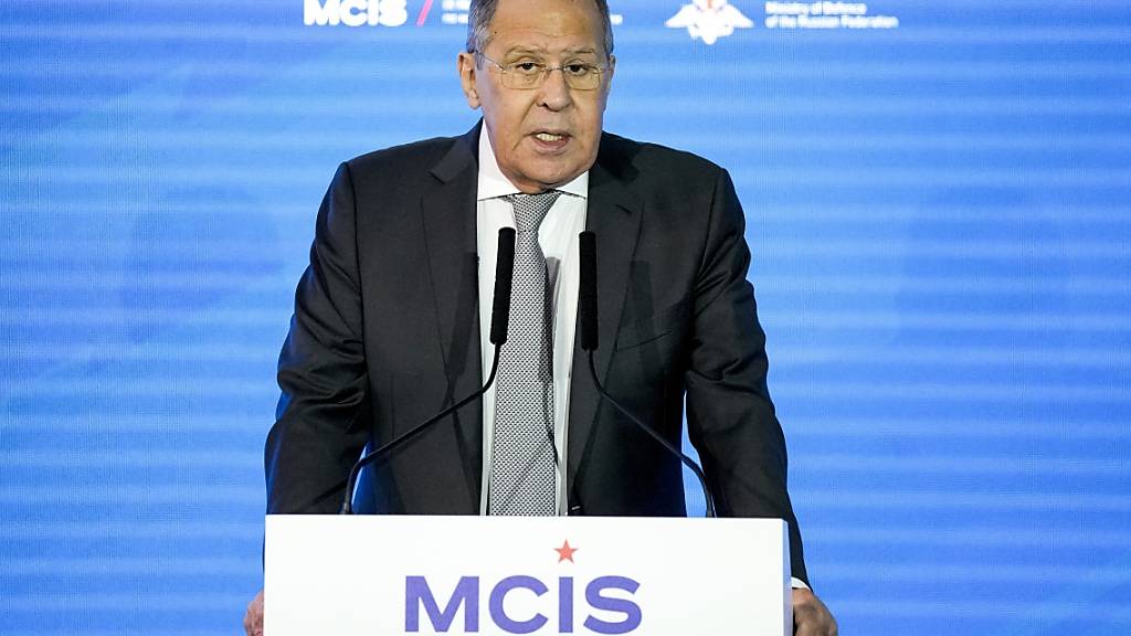 Der russische Außenminister Sergej Lawrow spricht auf der 9. Moskauer Konferenz für internationale Sicherheit (MCIS). Foto: Alexander Zemlianichenko/Pool AP/dpa