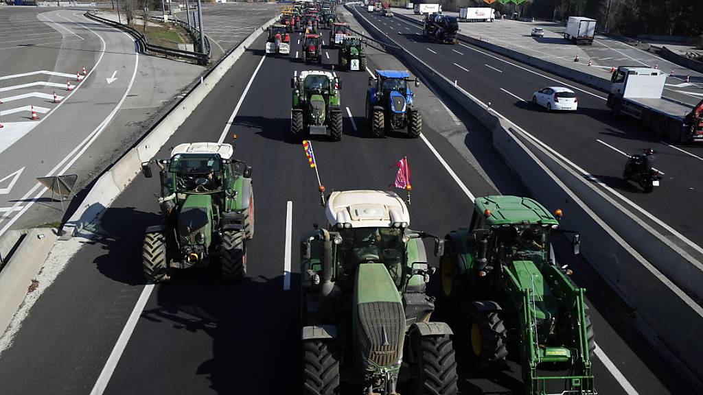 Der Protest geht weiter: Spanische Bauern fahren am Mittwoch nach Barcelona. (Archivbild)