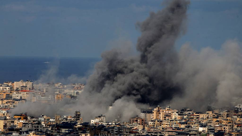 Nach einem israelischen Luftangriff auf ein mutmaßliches Hisbollah-Ziel steigt im Süden Beiruts Rauch auf. Foto: Marwan Naamani/dpa/Symbolbild