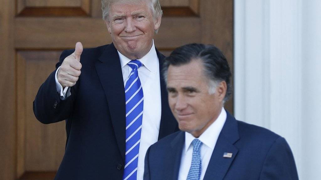 Daumen hoch: der designierte US-Präsident Donald Trump (l.) nach seinem Treffen mit Mitt Romney (r.), dem gemässigten Ex-Gouverneur von Massachusetts, im Trump National Golf Club Bedminster in Bedminster, New Jersey.