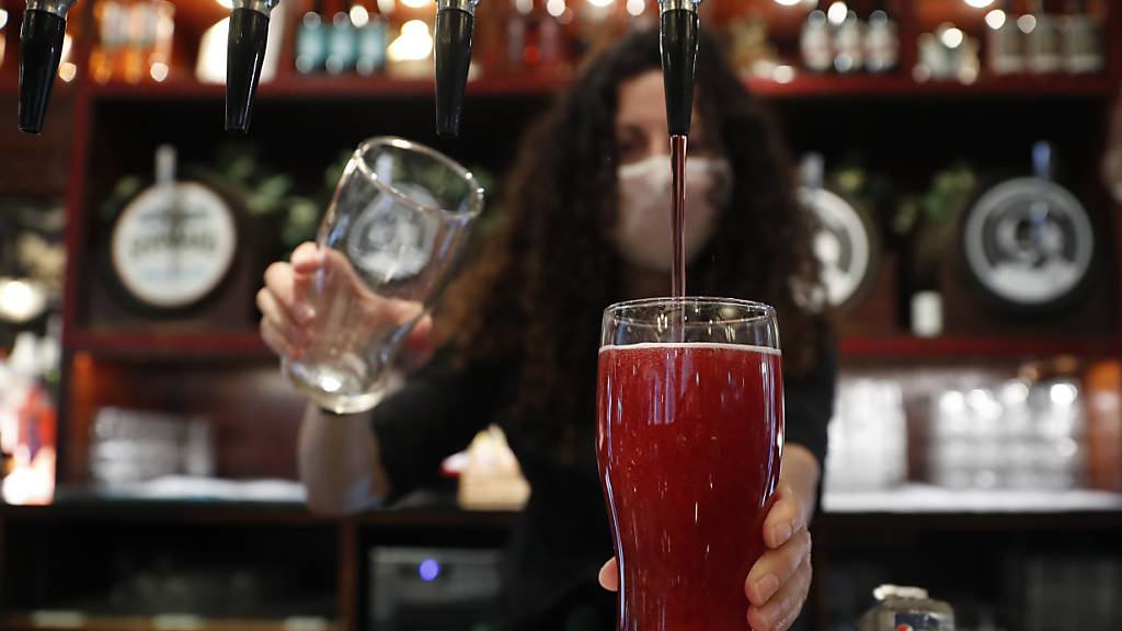 In britischen Pubs ist das Pint als Ausschankgrösse für Bier oder Cider Standard. Nach dem Brexit werden die 0,568 Liter nun auch für Wein und Sekt in Flaschen und Gläsern im Supermarkt und in Kneipen akzeptiert. (Symbolbild)