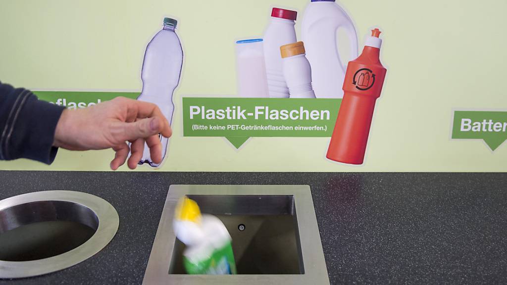 Recyclingstation für Plastikflaschen im Detailhandel: Das Parlament will, dass der Bundesrat getrennte Sammlungen von hochwertigen Kunststoffen vorschreibt. (Archivbild)