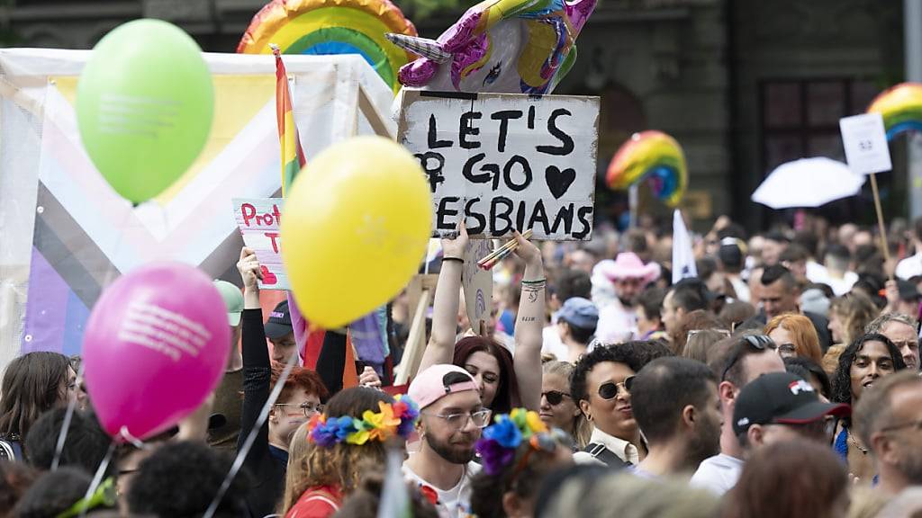 Zehntausende haben sich am Samstag auf dem Zürcher Helvetiaplatz für die grosse Pride-Demo eingefunden.