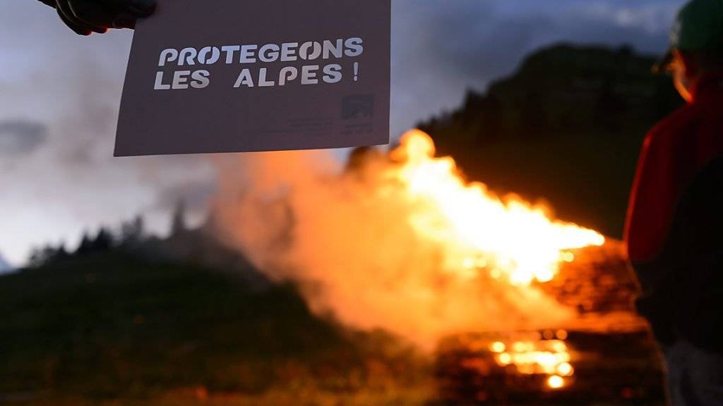 Unter dem Motto «Schützen wir die Alpen» brennen jedes Jahr im August Höhenfeuer im Alpenraum. Die Alpeninitiative protestiert dieses Jahr mit einem Mahnfeuer am Simplon gegen Gefahrguttransporte. (Archivbild)