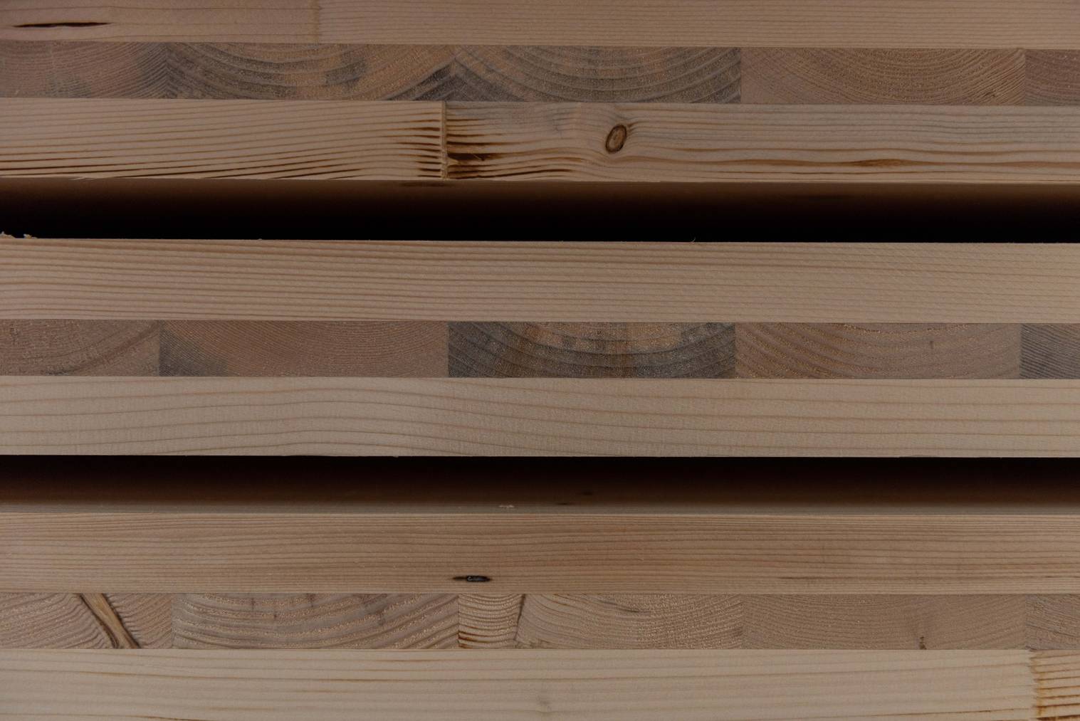 Das leicht verfärbte Holz wird zwischen zwei gute Holzplatten geleimt.