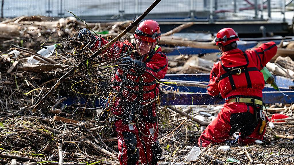 Zwei Personen entfernen nach dem Hochwasser in Tschechien Schlamm und Äste. Foto: Taneèek David/CTK/dpa