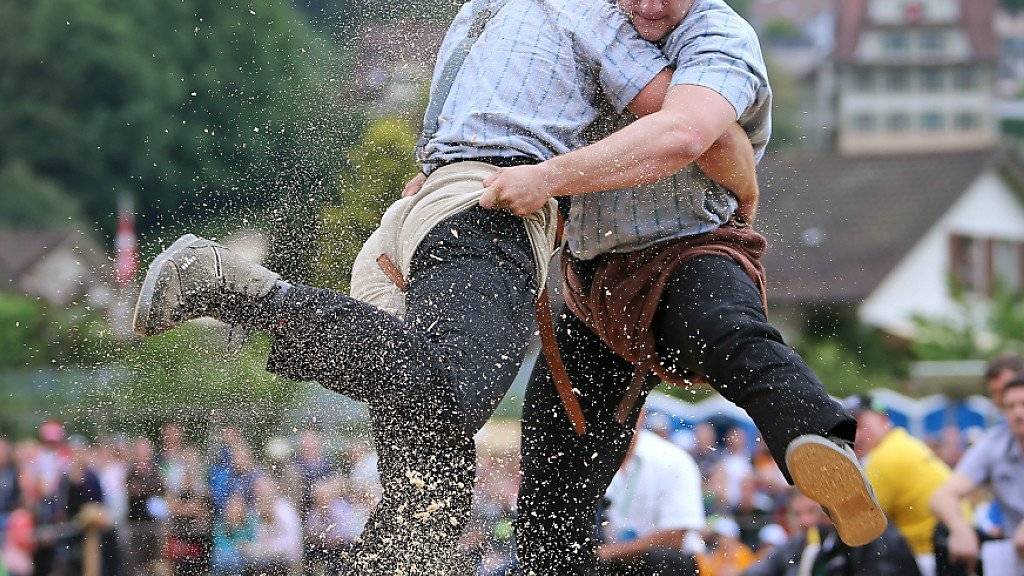 Armon Orlik (rechts) setzte sich beim 121. Nordostschweizer Schwingfest in Wattwil im Schlussgang gegen Samuel Giger durch