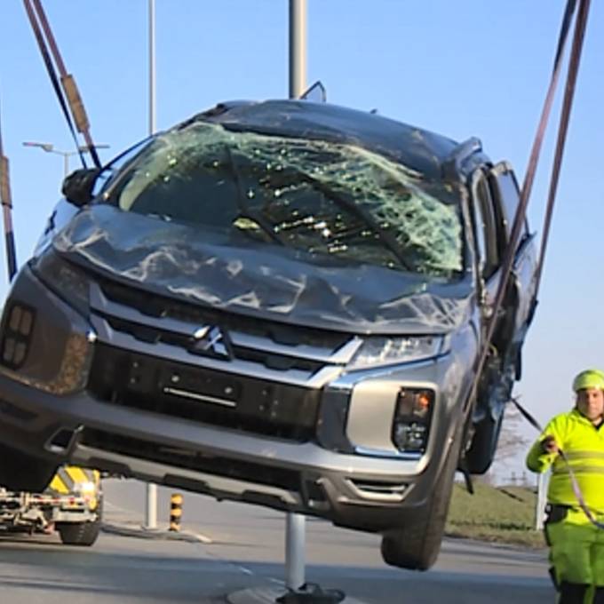 Video zeigt Bergung der verunfallten Autos von Buchs ZH