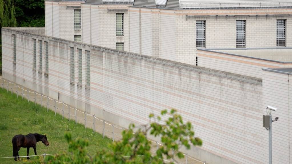Das Gefängnis La Tuilière in Lonay VD: Hier beging der Ex-Gefängniswärter zwischen Dezember 2019 und Februar 2020 die mutmasslichen Taten. (Archivbild)