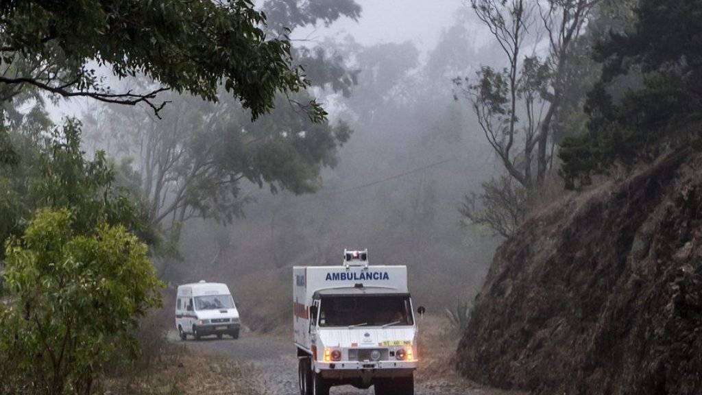 Rettungsfahrzeuge erreichen den Tatort auf der Insel Santiago. Der mutmassliche Täter, ein Soldat, wurde festgenommen.