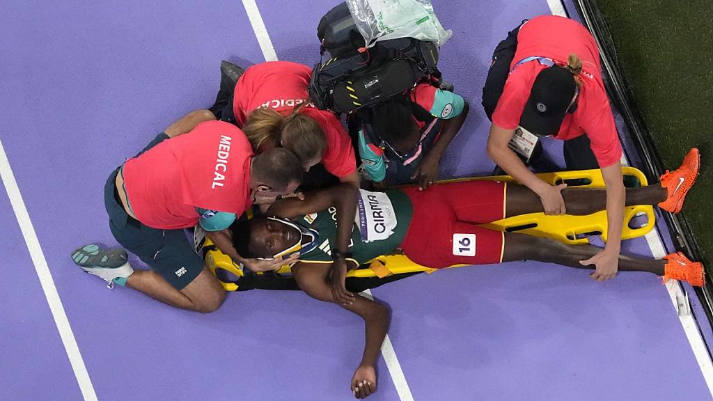 Steeple-Weltrekordhalter Lamecha Girma musste nach seinem schweren Sturz im Olympia-Final mit der Trage abtransportiert werden