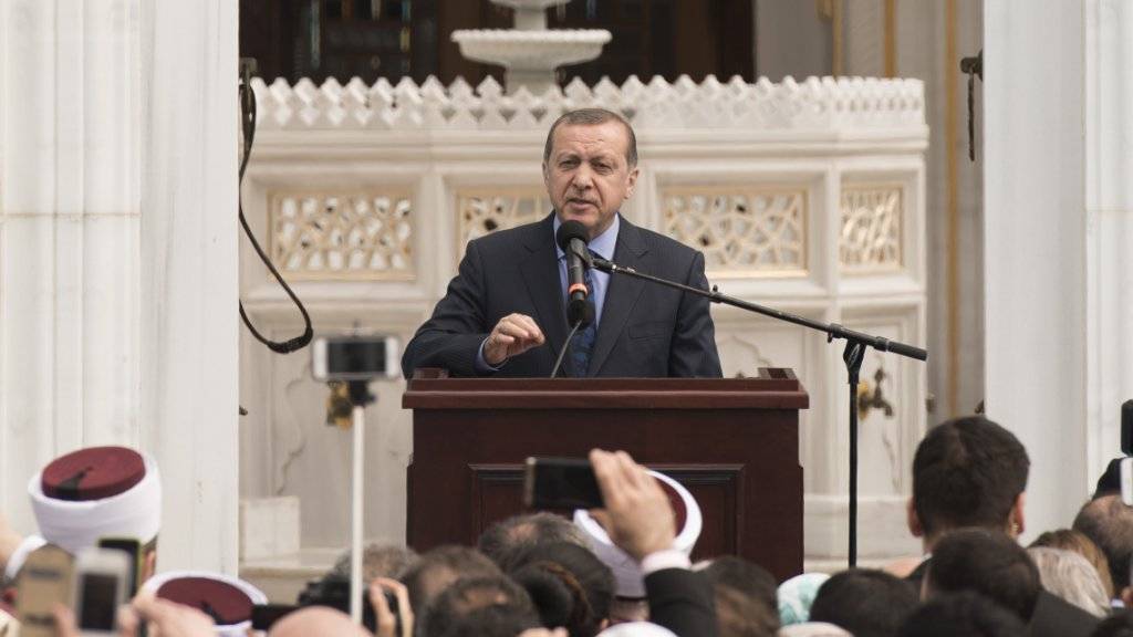Der türkische Präsident Recep Tayyip Erdogan spricht anlässlich der Eröffnung einer von seinem Land finanzierten Moschee in den USA.