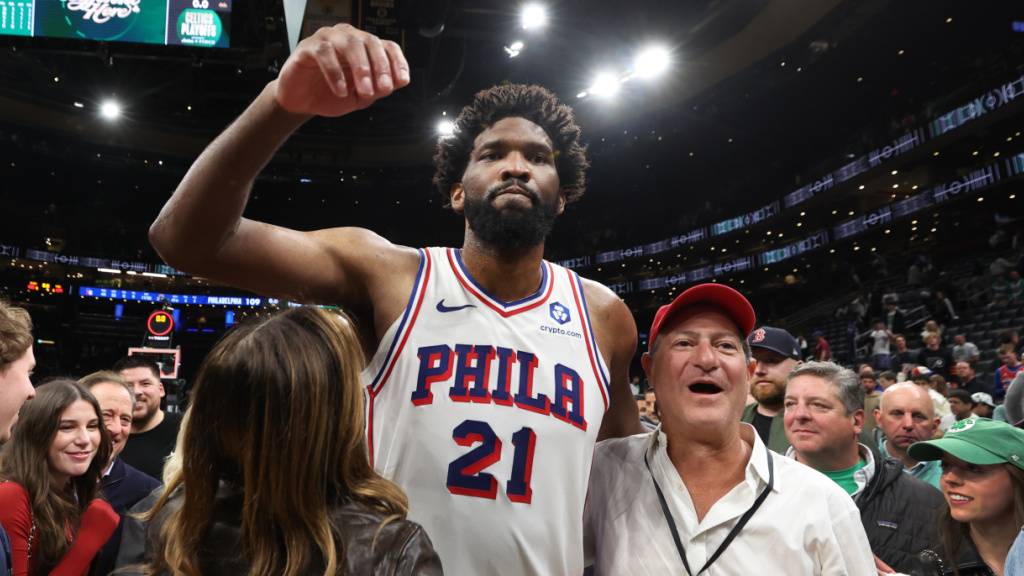 Joel Embiid, der beste Skorer der Philadelphia 76ers, lässt sich feiern