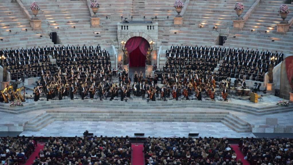 Die Opernaufführungen  im Amphitheater von Verona bringen viel Geld ein.