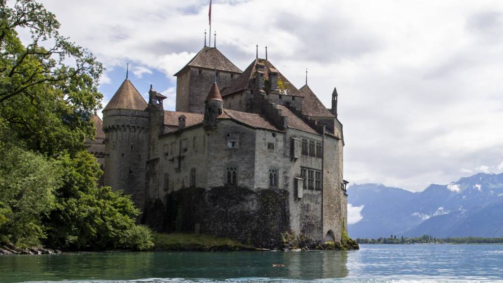 Die Gemeinde Montreux am Genfersee ist Opfer einer Cyber-Attacke geworden. Im Bild das weltberühmte Schloss Chillon. (Archivbild)