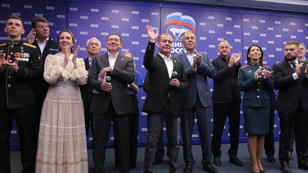 Auf diesem von der staatlichen russischen Nachrichtenagentur Sputnik via AP veröffentlichten Foto stehen der stellvertretende Vorsitzende des russischen Sicherheitsrates und Vorsitzende der Partei «Geeintes Russland», Dmitri Medwedew (M), sowie der russische Außenminister Sergej Lawrow (M, r) zusammen mit anderen Parteimitgliedern da, während sie im Hauptquartier von «Geeintes Russland» die vorläufigen Wahlergebnisse der russischen Parlamentswahlen verfolgen. Foto: Ekaterina Shtukina/Pool Sputnik Kremlin/AP/dpa