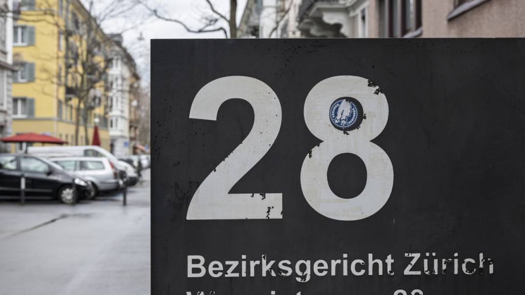 Am Mittwochnachmittag muss sich ein 35-jähriger Zürcher Stadtpolizist vor dem Bezirksgericht verantworten. Er soll einen Verhafteten misshandelt haben. (Symbolbild)
