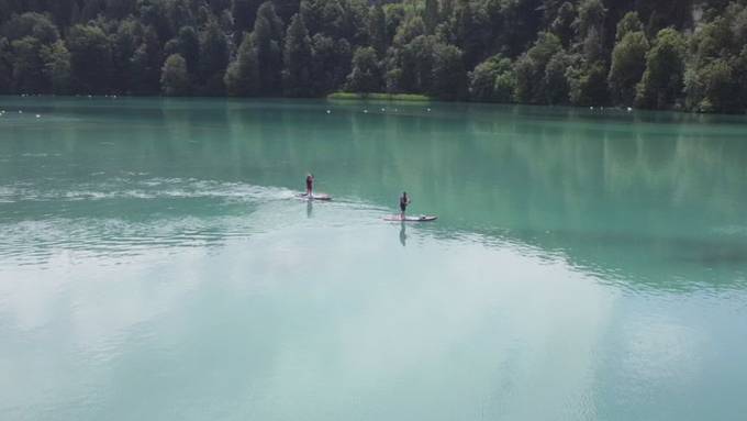 Zwei Berner paddeln auf dem Stand-up-Paddle die ganze Aare hinab