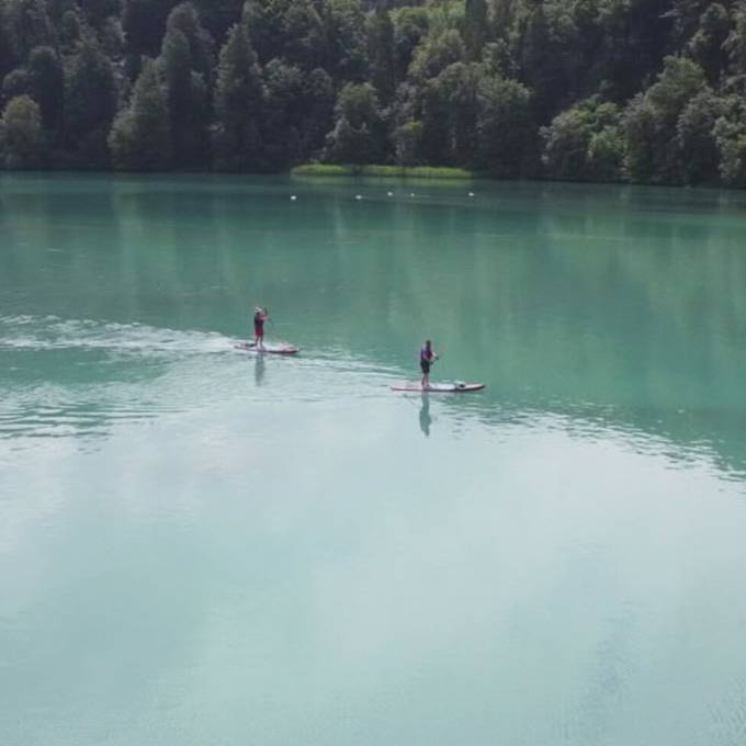 Zwei Berner paddeln auf dem Stand-up-Paddle die ganze Aare hinab