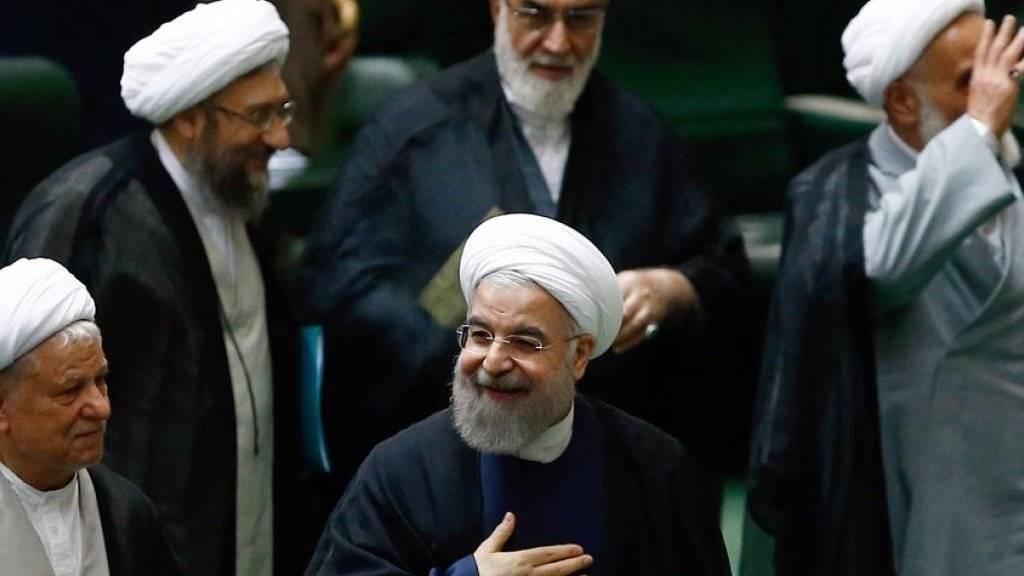 Präsident Hassan Ruhani (m) bei der Eröffnung der Madschles in Teheran. Der Kleriker sprach sich für mehr ausländische Investitionen aus.