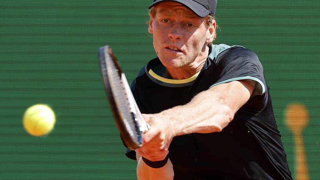 Jannik Sinner wird in Monte Carlo von Stefanos Tsitsipas und seinem Körper ausgebremst