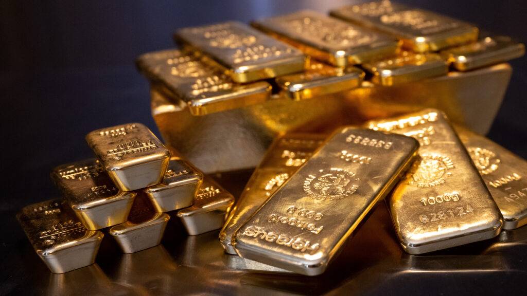Zu Wochenauftakt hat der Goldpreis neue Rekorde erreicht. Der Preis je Feinunze Gold (etwa 31,1 Gramm) kletterte bis auf fast 4600 US-Dollar. Als Gründe geben Händler die Krise im Iran und wachsende Sorgen um die Unabhängigkeit der US-Notenbank Fed.(Symbolbild)