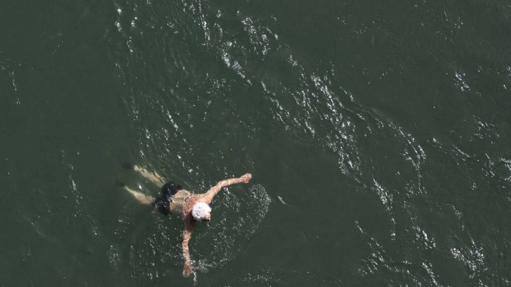 In der Aare im Kanton Solothurn geriet ein Schwimmer in Not. Die Hilfe kam zu spät. (Symbolbild)