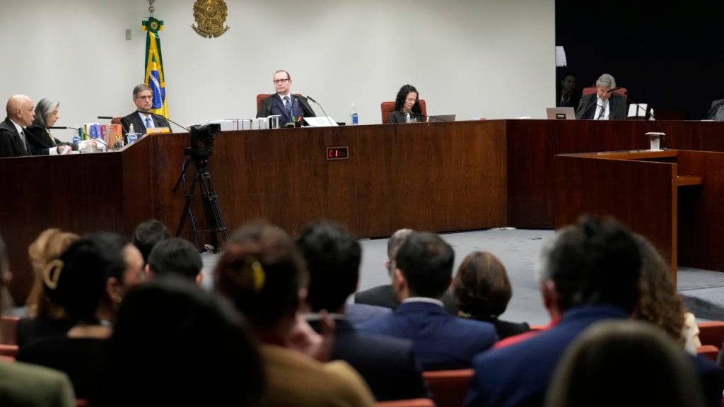 Der brasilianische Oberste Gerichtshof hält die Urteilsfindung gegen den früheren Präsidenten Bolsonaro. Ihm und sieben Mitangeklagten wird ein versuchter Staatsstreich nach der Wahl 2022 vorgeworfen. Foto: Eraldo Peres/AP/dpa