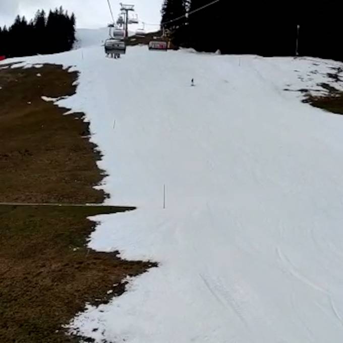Skifahren im Grünen: Trotz wenig Schnee kann man in Adelboden auf die Piste