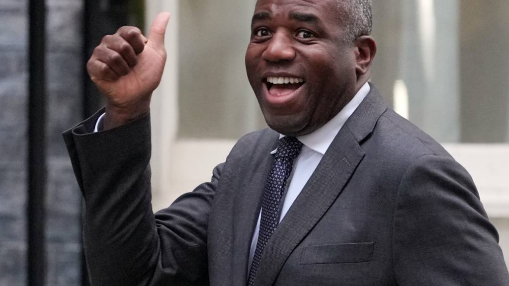 ARCHIV - Der stellvertretende britische Premierminister David Lammy kommt zu einer Kabinettssitzung in der Downing Street. Foto: Kin Cheung/AP/dpa