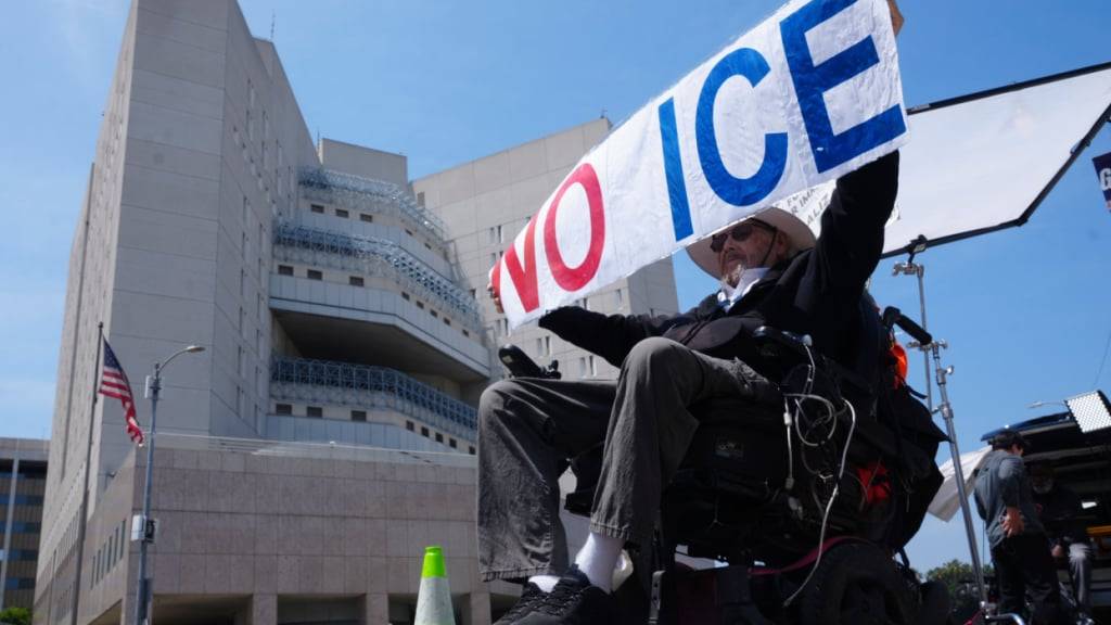 Der aus Michigan stammende koreanische Veteran Jack Harrison, 89, hält vor dem Metropolitan Detention Center in Los Angeles ein Schild mit der Aufschrift «NO ICE». Foto: Damian Dovarganes/AP/dpa