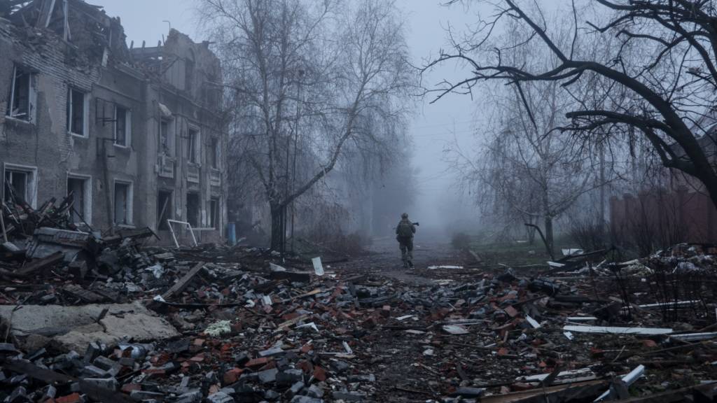 HANDOUT - Ein ukrainischer Soldat geht eine Straße in der Frontstadt Kostjantyniwka entlang, dem Schauplatz schwerer Kämpfe mit russischen Truppen in der Region Donezk. Foto: Oleg Petrasiuk/Ukrainian 24th Mechanized brigade/dpa