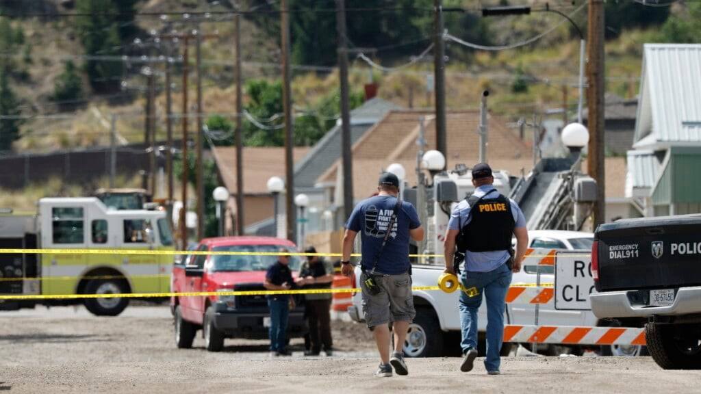 Polizei und andere Einsatzkräfte sind nach Schüssen im US-Bundesstaat Montana zu sehen. Foto: Joseph Scheller/The Montana Standard/AP/dpa