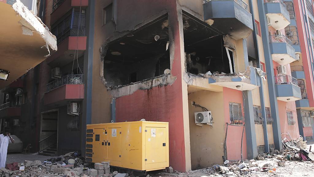 Ein nach Kämpfen beschädigtes Wohngebäude in der sudanesischen Hauptstadt Khartum. Foto: Marwan Ali/AP/dpa