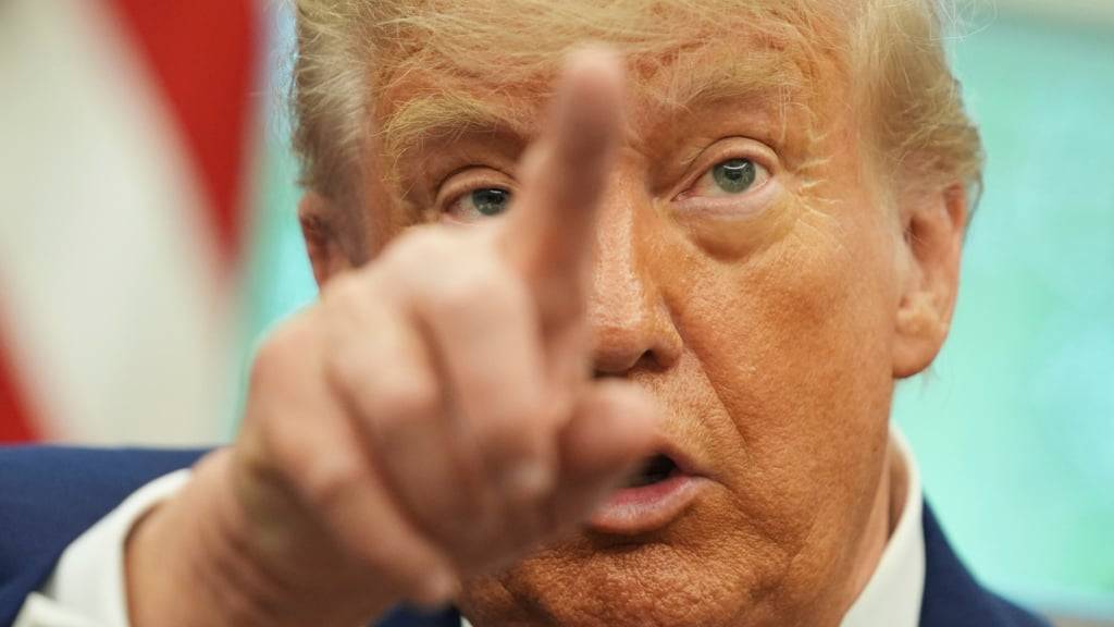 US-Präsident Donald Trump gestikuliert vor Reportern. Foto: Evan Vucci/AP/dpa