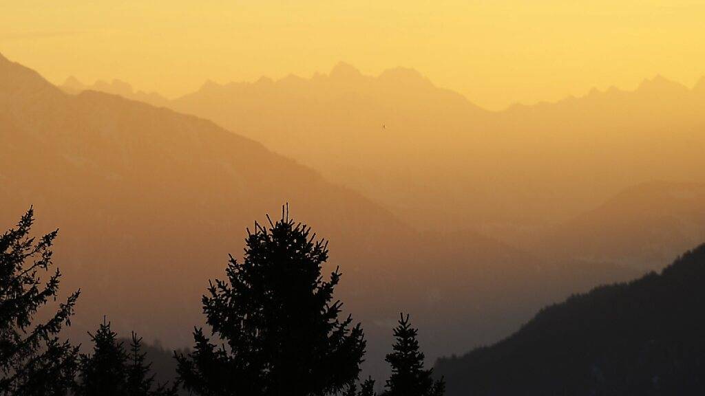 Die Sonne geht auf: Im Bild der Aussichtspunkt Chapf oberhalb vom Amden SG. (Archivbild)